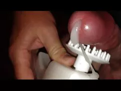 ブルネットは伸縮性のあるLの準備ができて ...