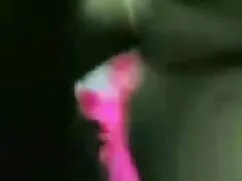 男はおっぱいの間に大きな巨乳をファックし ...