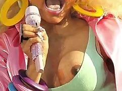 女の子の十代のロシアの赤は彼女のアパート ...