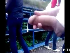 スポーティな男は地面に女の子を犯した 女 ...