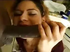 運動男は彼女の膝の上に女性を置きます,ハ ...