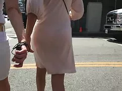 金髪の女の子へのトイレヘルプのメンバーの ...