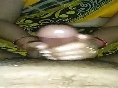 女の子が堕落しているベッドの中で小さなペ ...
