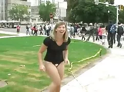 白人の女の子を隠している黒人のグループ  ...