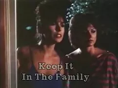 ポルノ映画に彼を紹介した茶髪の女性。 女 ...