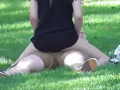 男は彼のお尻を開きます処女は彼の友人です ...