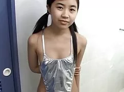かわいい小さな胸をクソとケーキの間にねじ ...