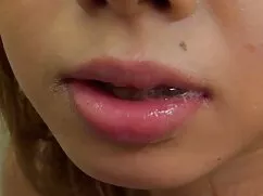 男は文字列の上に立っているひよこのtra ...