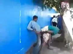 すべての彼の力でクララにいた男を渡します ...