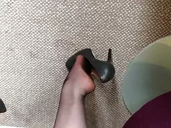 女の子がタクシーの運転手にそれを与えた。 ...